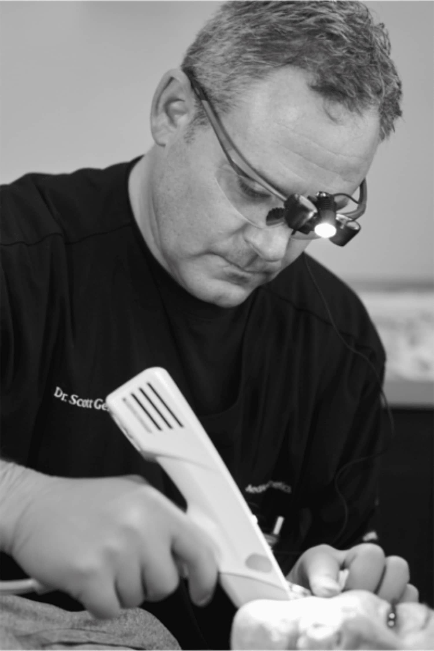 Dr Scott Gerrish preforming silent lift treatment